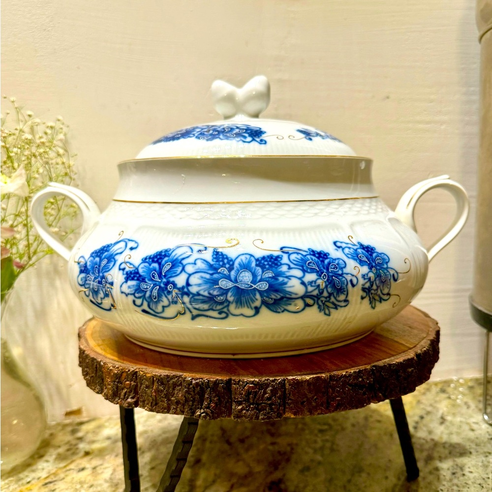 Antique floral blue and white serving Soup Tureen